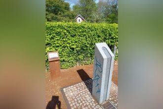 Wer macht sowas? Auch der neue Trinkwasserbrunnen in Dinslaken muss leiden