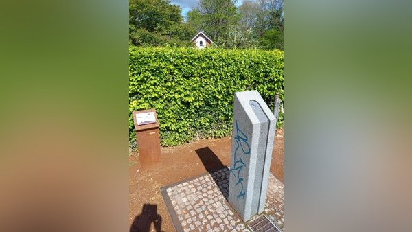 Wer macht sowas? Auch der neue Trinkwasserbrunnen in Dinslaken muss leiden