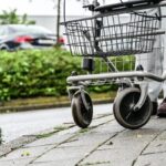 Zeugensuche: Dieb schubst und bestiehlt Rentnerin vor Supermarkt in Dinslaken