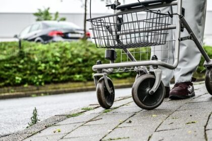 Zeugensuche: Dieb schubst und bestiehlt Rentnerin vor Supermarkt in Dinslaken