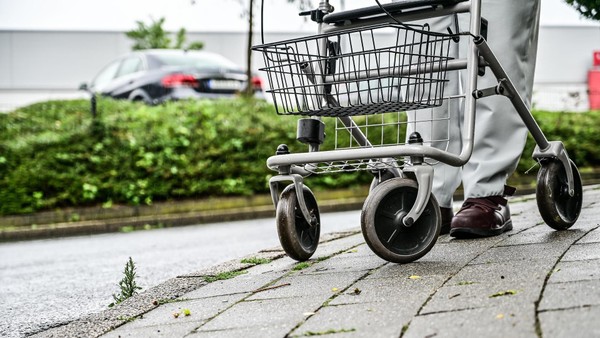 Zeugensuche: Dieb schubst und bestiehlt Rentnerin vor Supermarkt in Dinslaken