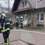 Zimmerbrand in Dinslaken: Feuerwehr rettet Hund und zwei Katzen
