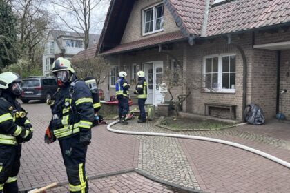 Zimmerbrand in Dinslaken: Feuerwehr rettet Hund und zwei Katzen