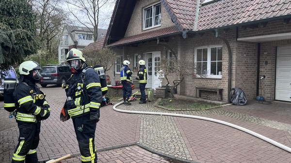 Zimmerbrand in Dinslaken: Feuerwehr rettet Hund und zwei Katzen