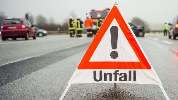 Zwei Unfälle in zwei Stunden: B8 in Dinslaken ist gesperrt