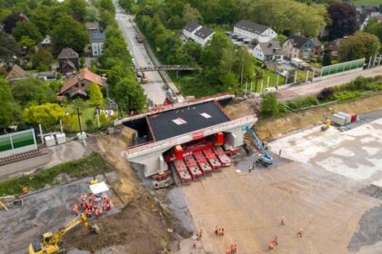 Bahnstrecke in Dinslaken: spektakuläre Bilder vom Brückeneinschub