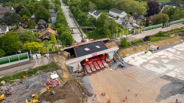 Bahnstrecke in Dinslaken: spektakuläre Bilder vom Brückeneinschub