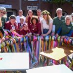 Das hat Tradition in Dinslaken: Bunte Bänder schmücken den Altmarkt-Maikranz
