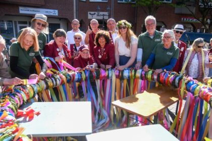 Das hat Tradition in Dinslaken: Bunte Bänder schmücken den Altmarkt-Maikranz