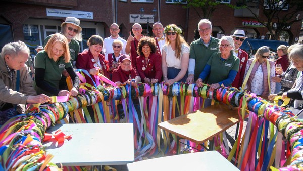 Das hat Tradition in Dinslaken: Bunte Bänder schmücken den Altmarkt-Maikranz
