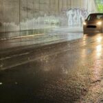 Dauerregen in Dinslaken: Fahrbahnseite der B8 teils überflutet