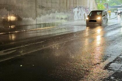 Dauerregen in Dinslaken: Fahrbahnseite der B8 teils überflutet