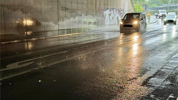 Dauerregen in Dinslaken: Fahrbahnseite der B8 teils überflutet