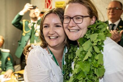 Die erste Frau wird Schützenkönigin in Drevenack: Julia Meier auf dem Thron