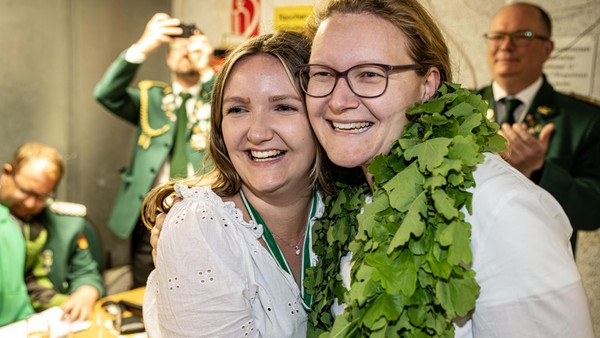 Die erste Frau wird Schützenkönigin in Drevenack: Julia Meier auf dem Thron