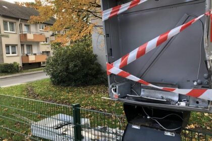 Dinslaken: Automatenknacker kam mit geklautem E-Scooter – wer hat etwas gesehen?