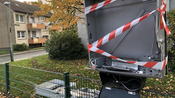 Dinslaken: Automatenknacker kam mit geklautem E-Scooter – wer hat etwas gesehen?