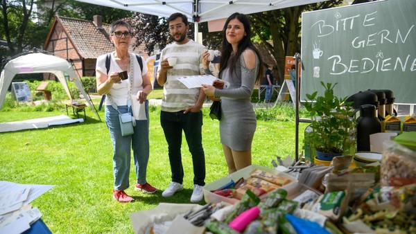 Dinslakener ehren Grundgesetz bei Picknick: Zwischen Dankbarkeit und Sorge
