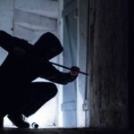 Einbruch in Dinslaken: Diebe stehlen Kupferfallrohr – und eine Überwachungskamera