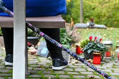 Friedhof in Voerde: 72-Jährige wird am Grab ihres Mannes beraubt
