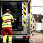Hünxe: Minibagger kippt im Garten um – Fahrer stürzt in zwei Meter tiefe Grube