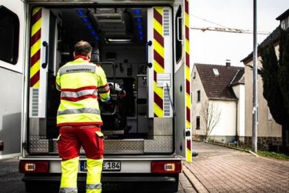 Hünxe: Minibagger kippt im Garten um – Fahrer stürzt in zwei Meter tiefe Grube