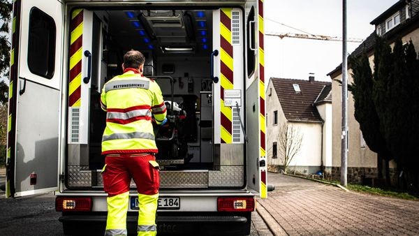 Hünxe: Minibagger kippt im Garten um – Fahrer stürzt in zwei Meter tiefe Grube