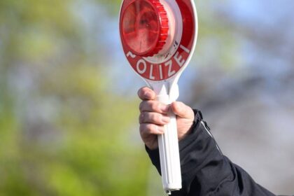 Kontrollen in Dinslaken: Polizei stoppt Autofahrer ohne Führerschein – er hatte nie einen