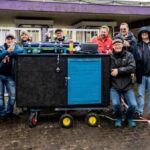Männer feiern sich am Vatertag in Dinslaken: Bier, Bollerwagen und E-Bikes