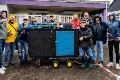 Männer feiern sich am Vatertag in Dinslaken: Bier, Bollerwagen und E-Bikes
