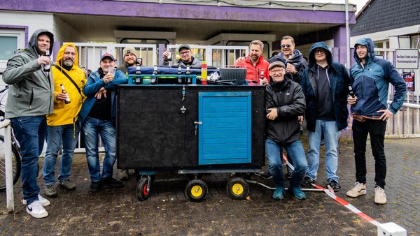 Männer feiern sich am Vatertag in Dinslaken: Bier, Bollerwagen und E-Bikes