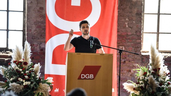 Mai-Kundgebung in Dinslaken: Abgeordneter kritisiert Klassenkampf von oben