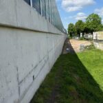 Mega-Leinwand an der Bahnstrecke: „Berliner Mauer“ in Dinslaken wird bunt