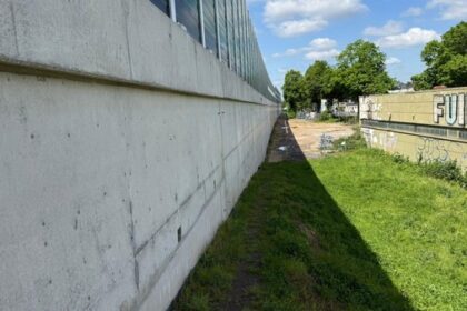 Mega-Leinwand an der Bahnstrecke: „Berliner Mauer“ in Dinslaken wird bunt