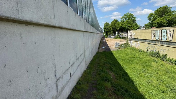Mega-Leinwand an der Bahnstrecke: „Berliner Mauer“ in Dinslaken wird bunt