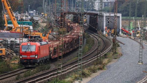 Nach 80 Wochen: Bahnstrecke Oberhausen-Emmerich wieder frei