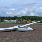 Notlandung in Hünxe: Segelflugzeug kommt auf Acker zum Stehen