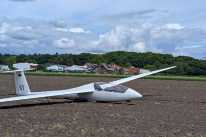 Notlandung in Hünxe: Segelflugzeug kommt auf Acker zum Stehen