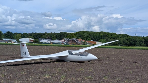 Notlandung in Hünxe: Segelflugzeug kommt auf Acker zum Stehen