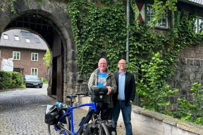 „Oli radelt“ in Dinslaken: Vom Krebspatienten zum Spendenradler mit Landesorden