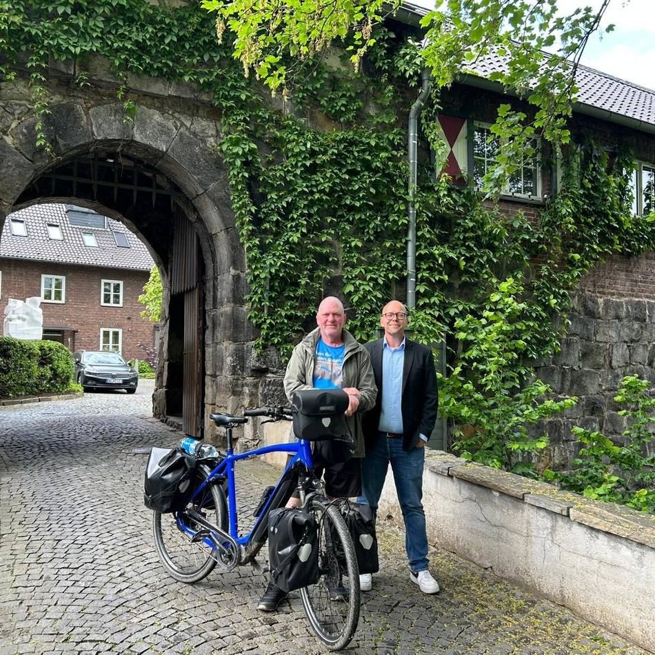 „Oli radelt“ in Dinslaken: Vom Krebspatienten zum Spendenradler mit Landesorden
