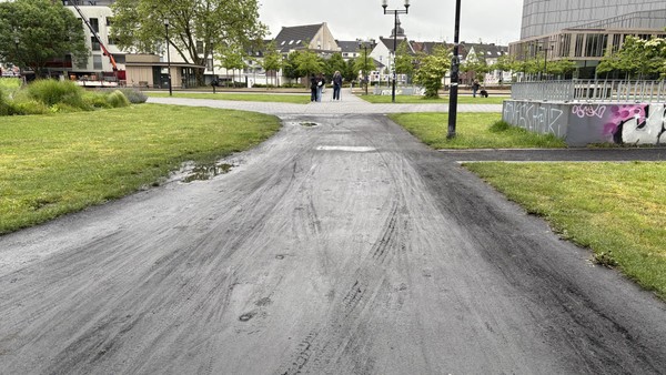„Pampe“: Spaziergänger ärgern sich über schlammige Wege im Stadtpark Dinslaken