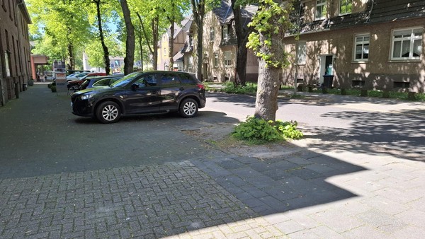 Park-Ärger am Ledigenheim in Lohberg: Stadt zieht ein Dutzend Knöllchen zurück