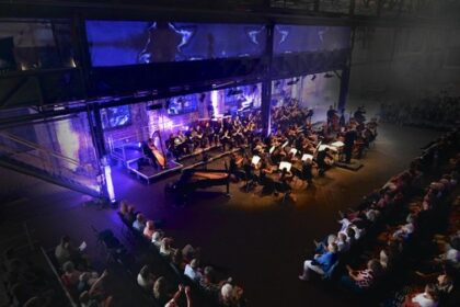 Podcast-Größen kommen nach Dinslaken: Konzert mit Weltuntergang und Teslaspule