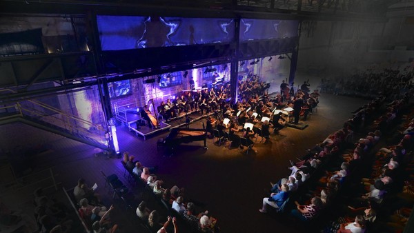 Podcast-Größen kommen nach Dinslaken: Konzert mit Weltuntergang und Teslaspule