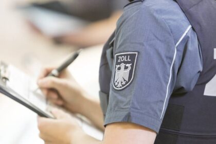 Razzia in Voerde: Zoll entdeckt zwölf illegale Arbeiter auf Logistikgelände