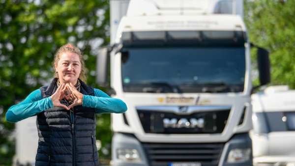 Regina (47) aus Dinslaken wird Truckerin: „Das Leben ist zu kurz für irgendwann“
