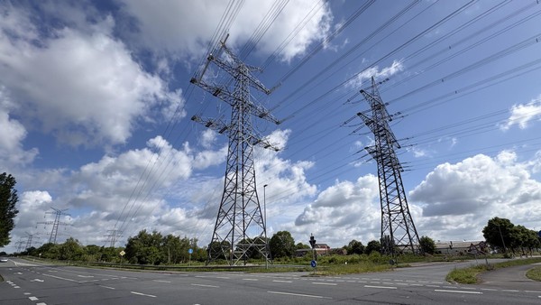 Stromnetzausbau in Voerde: Peitschende Geräusche an neuen Masten – das ist der Grund