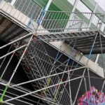 Treppe zu schwebender Rettungstür: Fragen zur Sicherheit an der Bahnstrecke