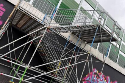 Treppe zu schwebender Rettungstür: Fragen zur Sicherheit an der Bahnstrecke